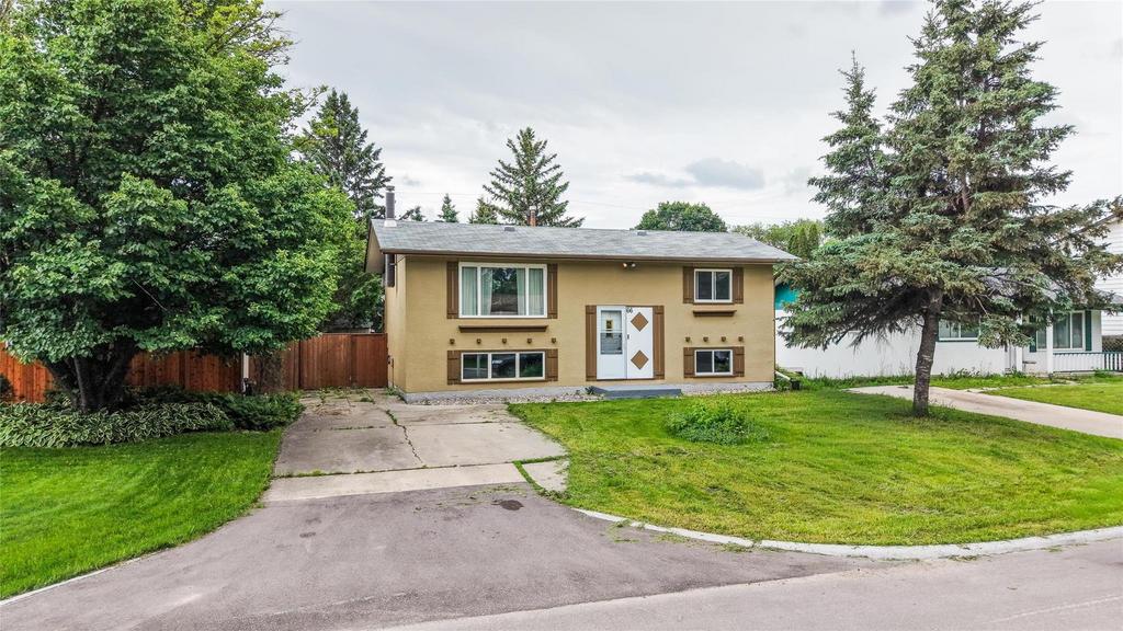Front exterior of 66 Glenthorne Crescent, Winnipeg