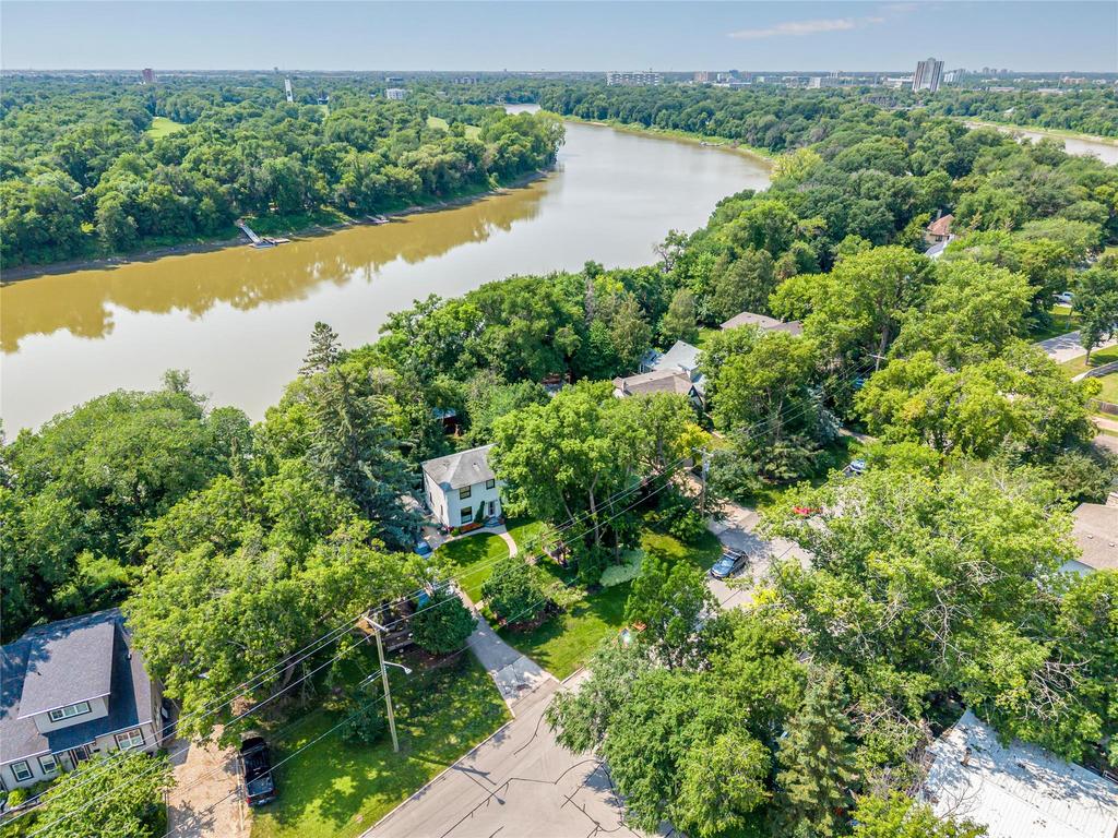 River frontage behind 19 Dunkirk Place