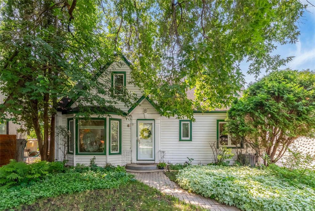 Exterior of 19 Dunkirk Place, Elm Park, Winnipeg